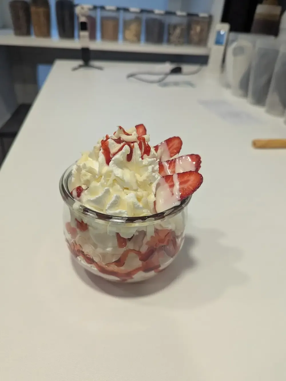 Erdbeerbecher mit frischen Früchten