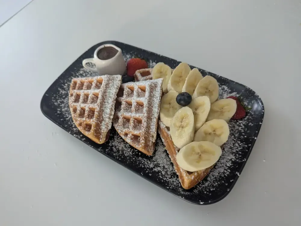 Americano Waffeln mit Banane, Beeren & Schokosauce