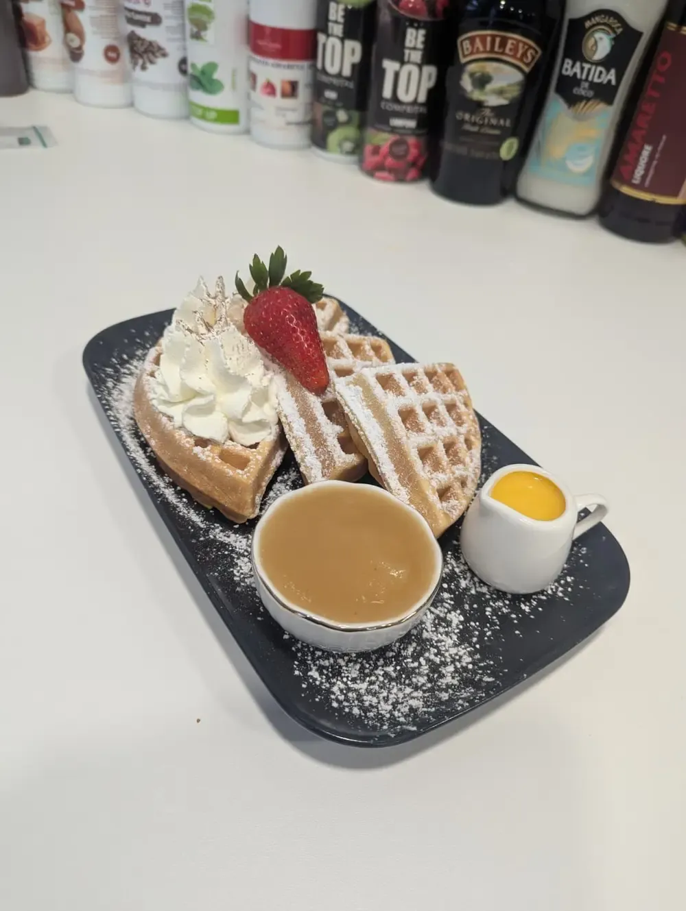Americano Waffeln mit Sahne & Karamellsauce